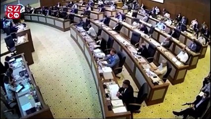 Descargar video: AKP'li meclis üyesinin ismi İmar Komisyonu'ndan çıkartılınca AKP'li başkan salonu terk etti