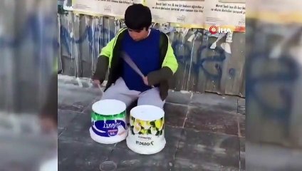 Sokakta yoğurt kovalarıyla ünlü bateristlere taş çıkarttı