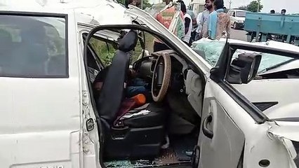 सीहोर: रेत के डंपर से टकराई कार, एक की मौत- एक गंभीर