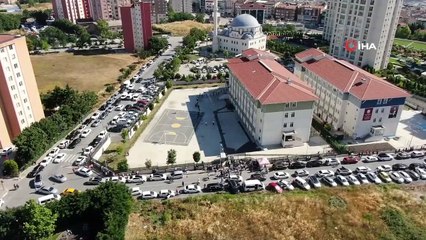 Okul önlerindeki araç yoğunluğu yaşanıyor