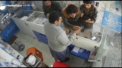 Security camera captures sneaky thieves ripping off mobile phone shop