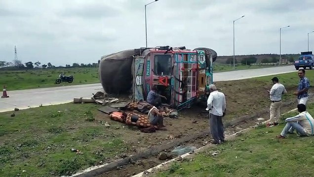 चलते ट्रक का टायर फटा, ट्रक दुर्घटनाग्रस्त