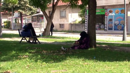 Çocuklarının sınavının bitmesini bekleyen veliler kendilerini gölgelik alanlara attı