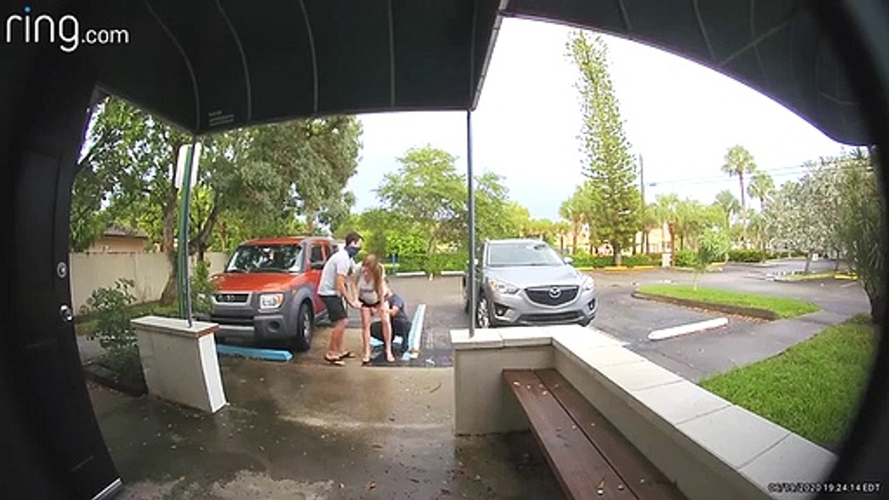 Accouchement debout sur un parking