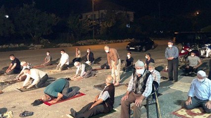 İmama küsen mahalleli, namazı cami yerine kıraathane önünde kıldı