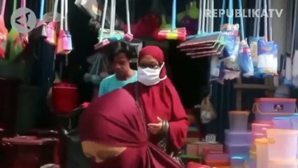 Petugas melakukan tes swab terhadap pedagang pasar.