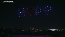 شاهد: طائرات مسيرة تضيء سماء مدريد تكريما لضحايا كوفيد-19