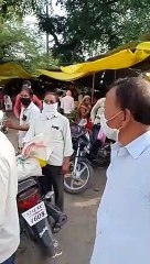 मक्सी में पुलिस और नप टीम ने गायों के सींग पर रेडियम लगाया