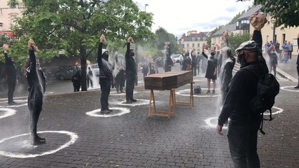 Une cinquantaine d’artistes locaux donnent un spectacle de rue surprise