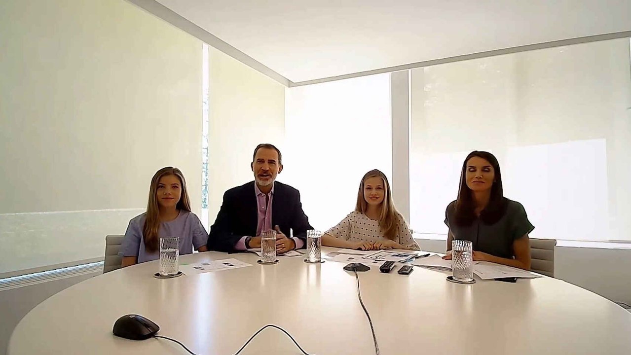 Los Reyes y sus hijas se reúnen con los ganadores de los Premios Princesa de Girona