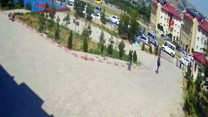 Polis ablası 'Yürü oğlum gidiyoruz' dedi, yürüme engelli genç sınava son anda yetiştirildi