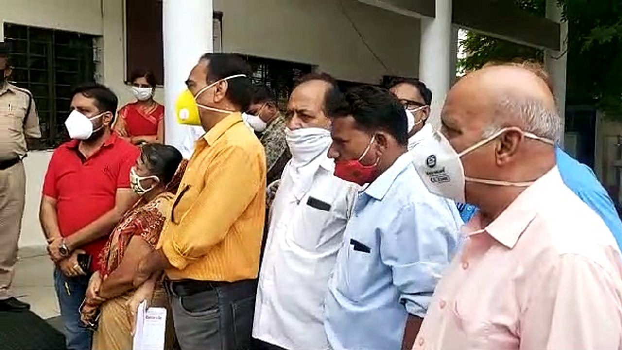 करोड़ों की धोखाधड़ी करने वाले बिल्डरों के खिलाफ उज्जैन पुलिस को सौंपा ज्ञापन