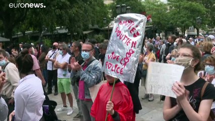 Mulheres manifestam-se em Paris a favor dos agentes da polícia
