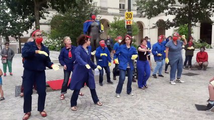 Chorégraphie parodique du collectif Offensive Féministe en l'honneur des "Premières de corvées"