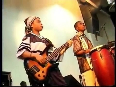 MBUTA KAMOKA ET PESA MUNU PASSAGE - ASSIS SUR LE TRÔNE (LIVE 2001)