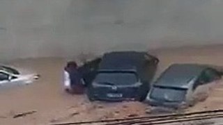 Voici comment un jeune guinéen a sauvé deux femmes bloquées dans une voiture à Abidjan
