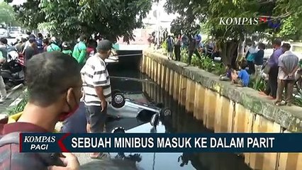 Putar Balik Panik, Mobil Masuk Selokan di Kelapa Gading