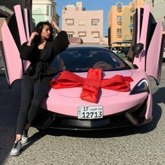 فرح الهادي تشتري سيارة أحلامها