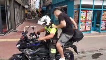 Polis sınava alınmayan genci motosikletle son saniyede sınava yetiştirdi