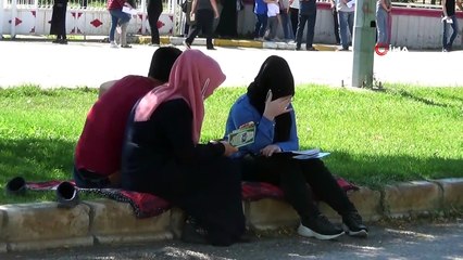 Öğrenciler içeride, aileleri dışarıda ter döktü