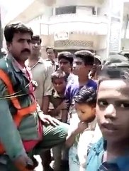 Karachi : Citizens Tied KE Employees With Pole | Just Updates