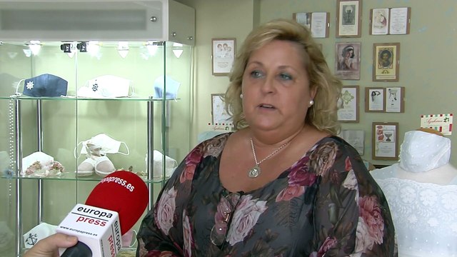 Establecimiento de trajes de comunión vende mascarillas a juego para la ceremonia