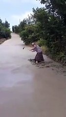 Yola dökülen betonu tahrip eden yaşlı kadına soruşturma