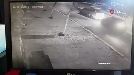 Alkollü sürücüler kafa kafaya çarpıştı