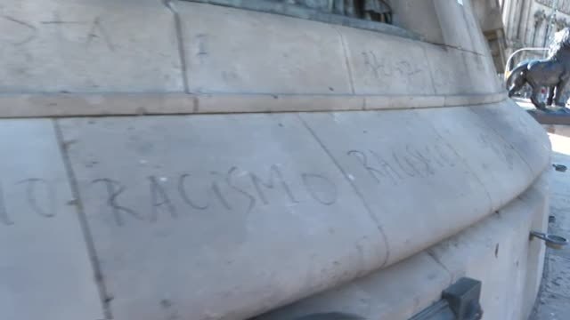 Los bomberos sofocan un incendio provocado en la estatua de Colón en Barcelona