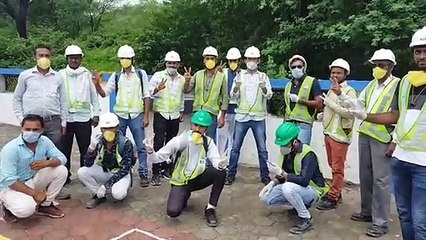 रेलवे ट्रेक पर 2 साल से काम कर रहे इंजीनियरों ने मनाई खुशियां