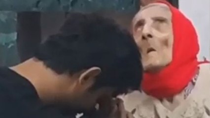 Sushant Singh Rajput कुछ इस तरह से बूढ़ी महिला के सिर पर प्यार से हाथ फेरते आए थे नजर | FilmiBeat