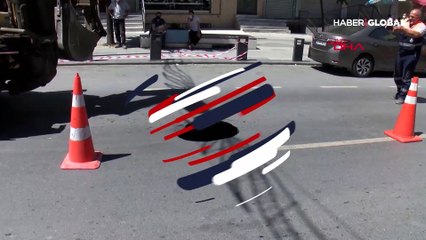 Sultangazi'de yol çöktü; sürücüler zor anlar yaşadı