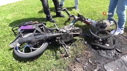 Alev alan motosikleti söndürmek yerine bırakıp kaçtılar