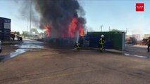 Incendio en el exterior de una nave industrial en Alcalá de Henares (Madrid)