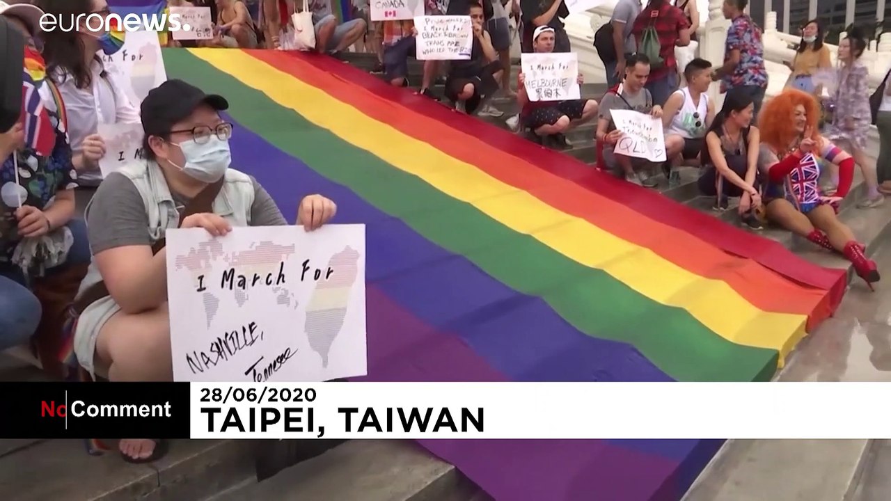 Hundreds take part in Taiwan Pride march