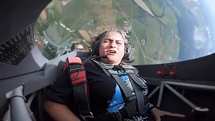 Elle vomit dans le cockpit d’un avion dès le premier looping