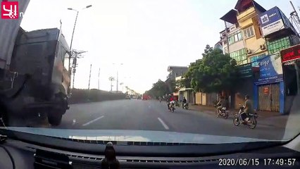 Lorry drags car into hedge after dangerous overtake on road in Vietnam