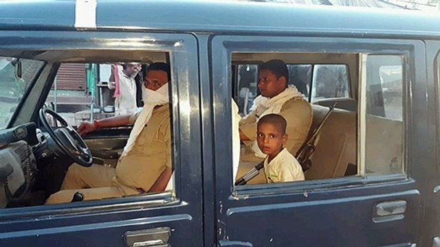 पुलिस ने लावारिस 4 वर्षीय मासूम बच्चे को जीप में बैठा कर की परिजनों की तलाश