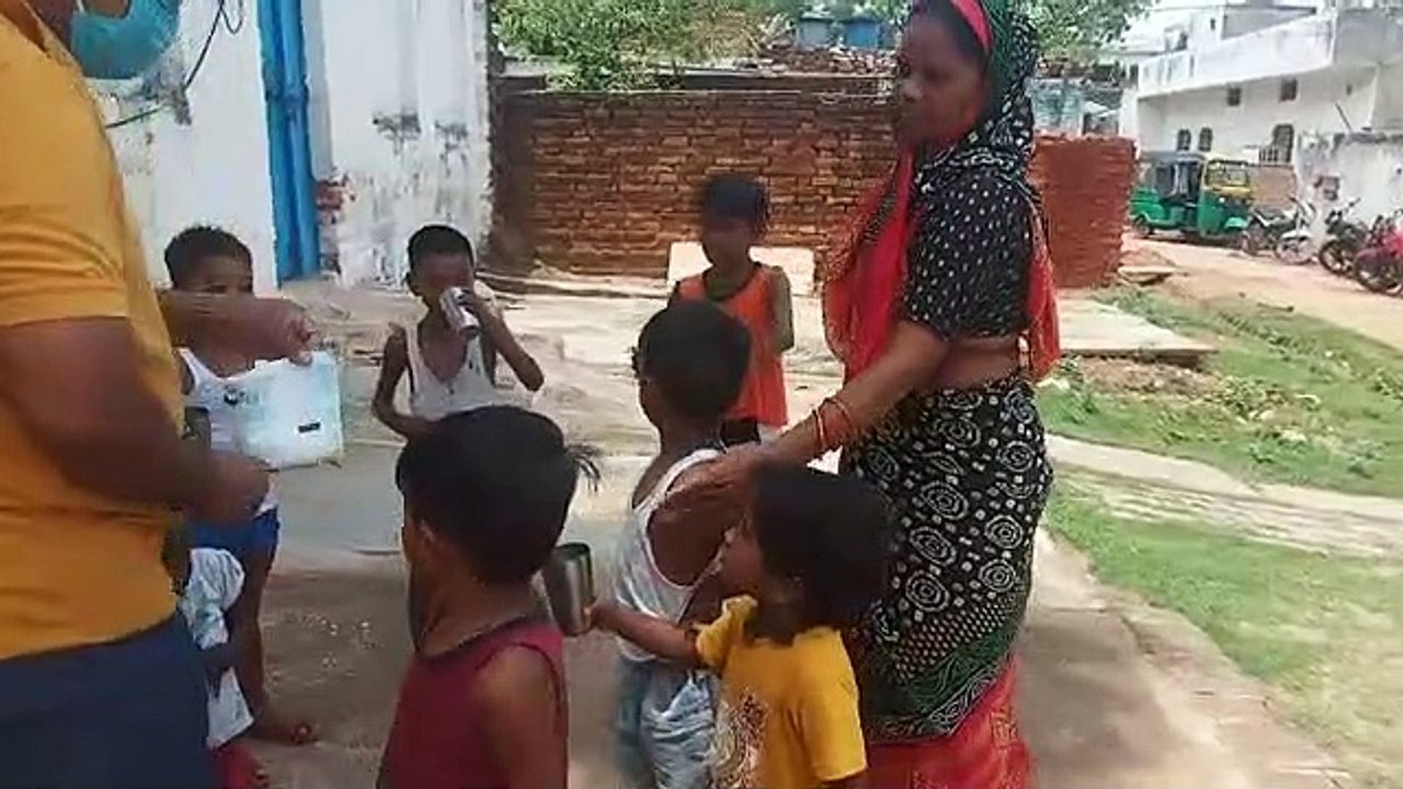 निर्धन बच्चों को सामाजिक संस्था न्यू इंडिया फाउंडेशन द्वारा पोषक आहार वितरित किया गया
