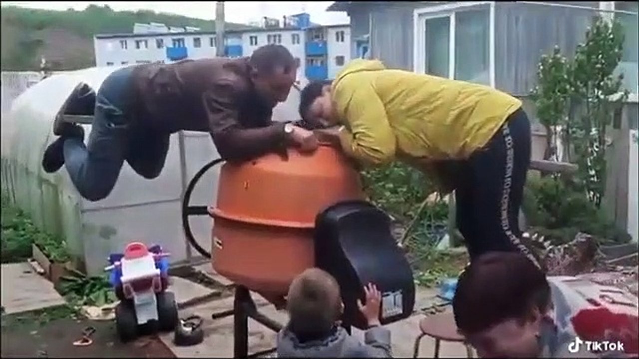 Voilà comment les ouvriers s'amusent sur les chantiers