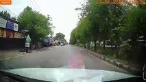 Delivery rider jumps red light and hits oncoming car