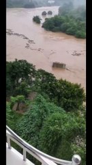 2020年6月22日　中国の三峡ダム上流　ビルがダムに向かって流れています