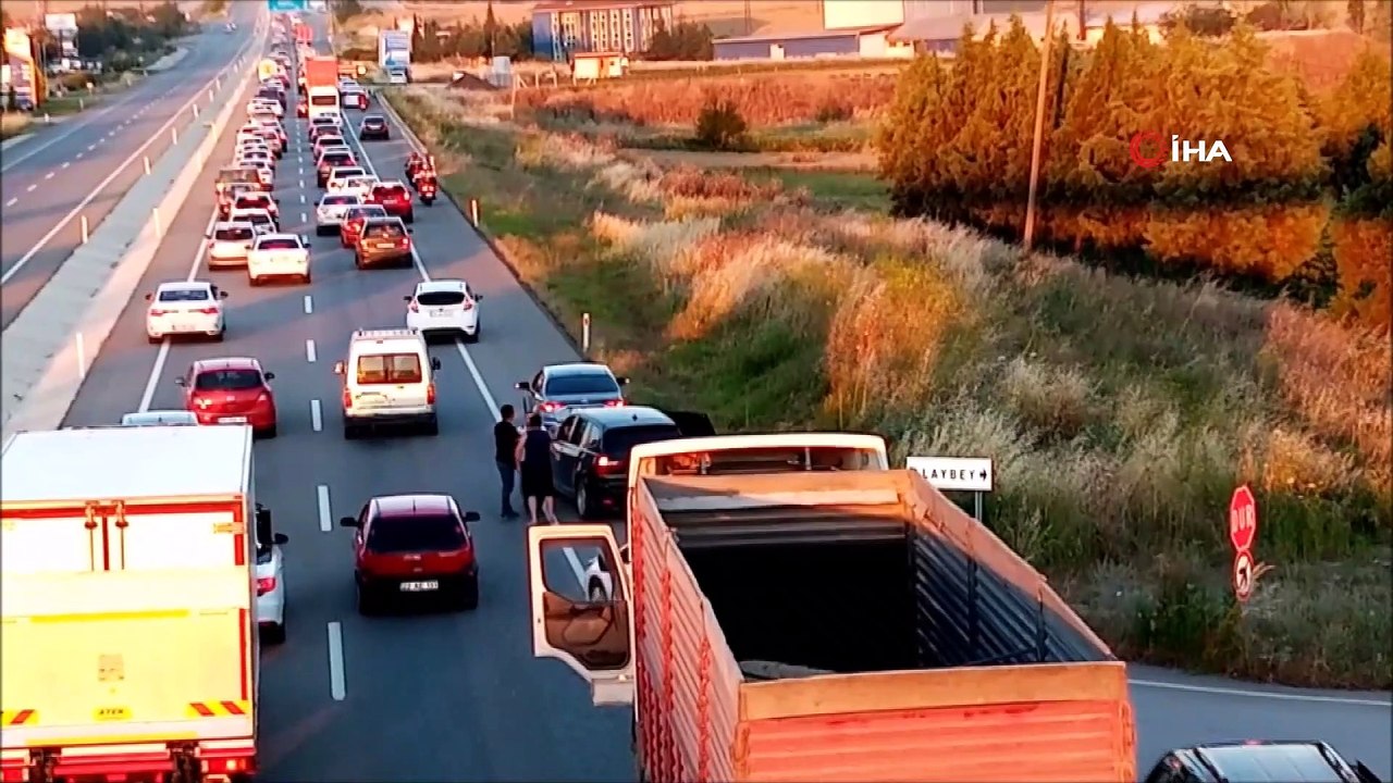 İstanbul’a dönüş çilesi...Trafik kilitlendi, sürücüler birbirine girdi