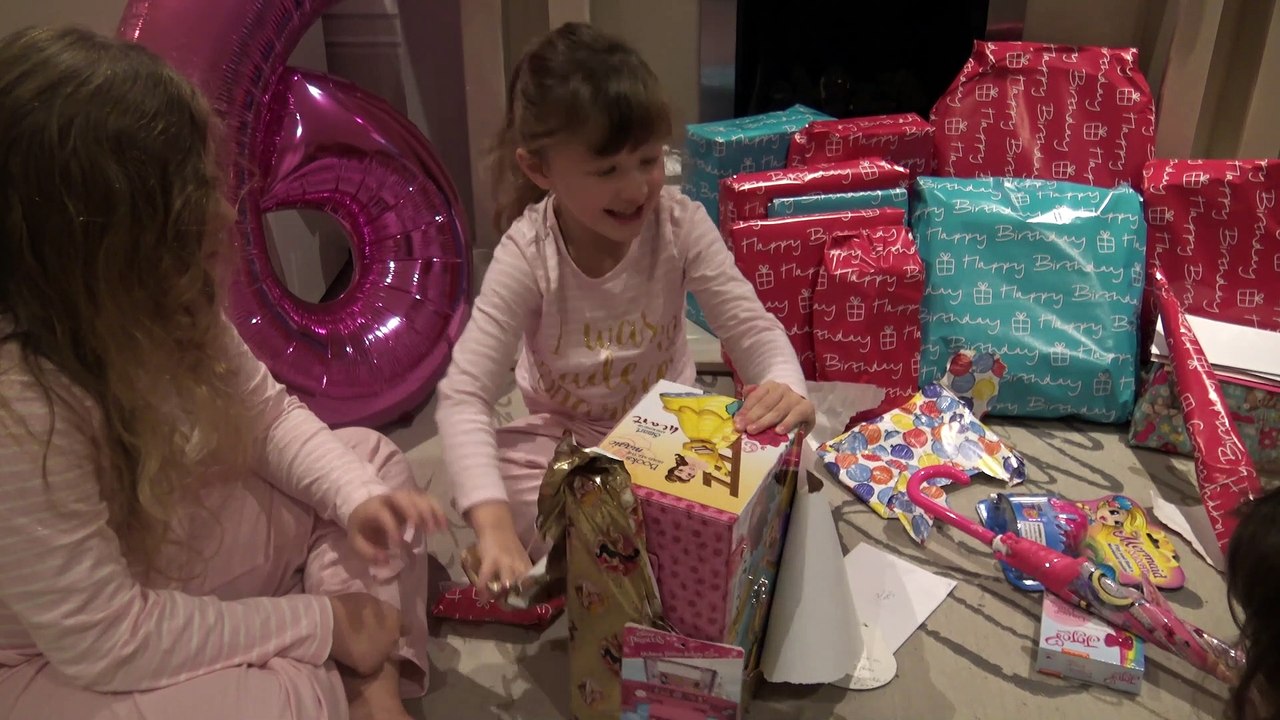 Sophia Abrindo Presentes super Aniversário