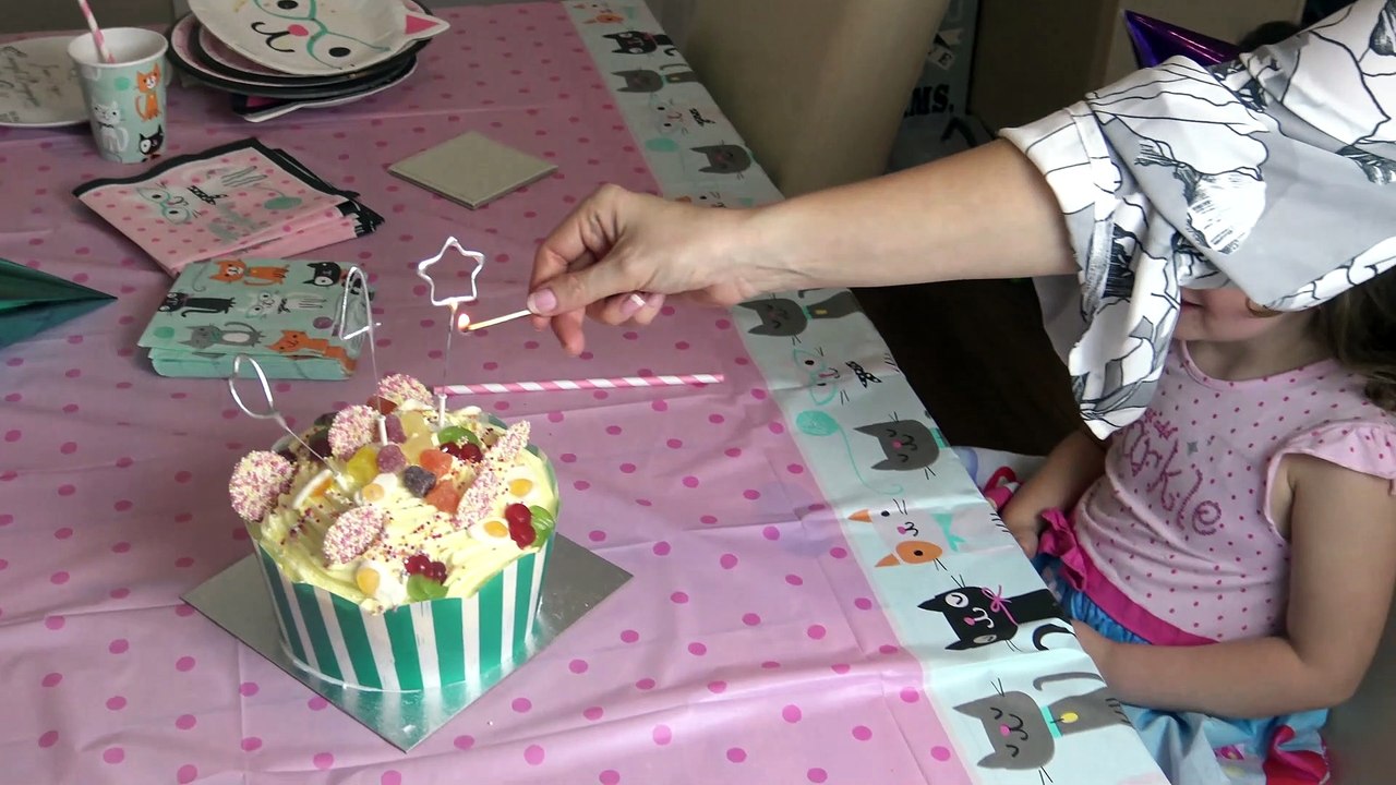 Sophia Festejando  Aniversário com Presentes Surpresa