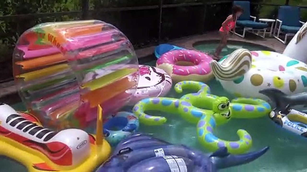 Sophia Isabella e Alice Brincando com Bolas Infláveis na Piscina