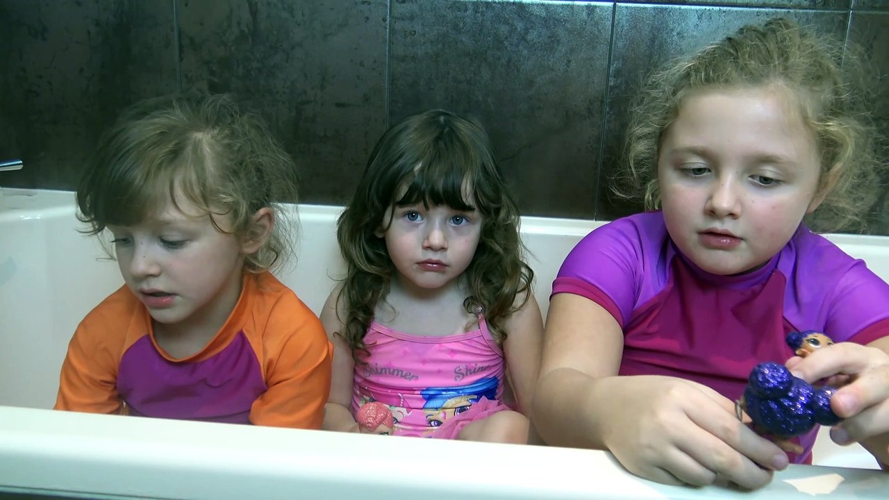 Sophia Isabella e Alice Brincando com LOL Surprise