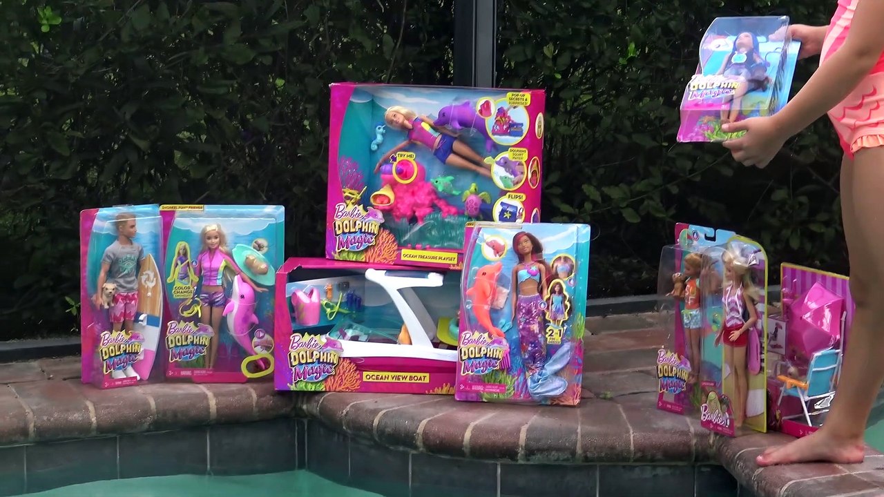 Sophia Isabella e Alice Brincando na Piscina com Brinquedos da Barbie