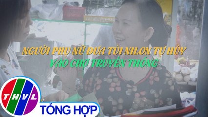 Người phụ nữ đưa túi nilon tự hủy vào chợ truyền thống