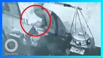 Demi penglaris! Penjual bakso terekam CCTV ludahi mangkok pelanggan - TomoNews